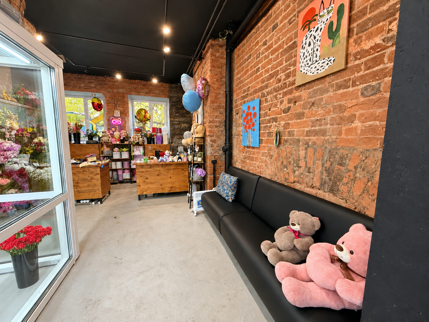Уютный уголок с диваном и медведями в мастерской